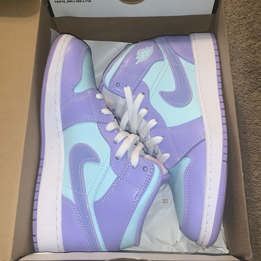 Grade School Air Jordan 1 Mid, big kids size 5.5Y